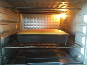 放入预热好的烤箱中下层，上下火130度30分钟，转135度，烘烤30分钟