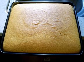 上色均匀后出炉用力震几下，倒扣，冷却后脱模切块