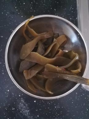 准备肉厚厚的海带。这就是阿姨告诉我的秘密武器，海带胶质多，是粘合增稠的法宝。