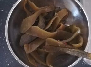 准备肉厚厚的海带。这就是阿姨告诉我的秘密武器，海带胶质多，是粘合增稠的法宝。