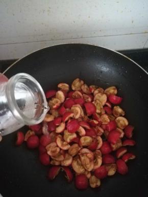 山楂放入不粘锅，加入适量的清水。