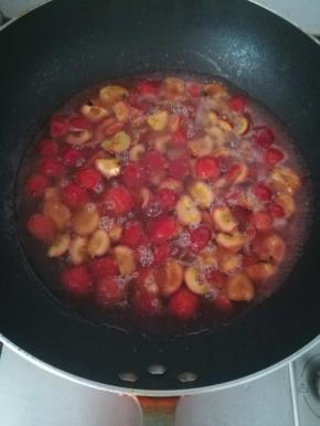 水淹过山楂就可以了。