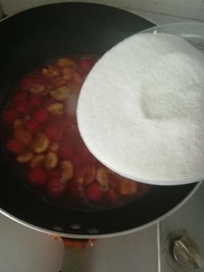 加入白砂糖一起煮。