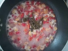 煮个三五分钟后，加入海带一起炖煮。煮十五到二十分钟。水收到只剩三分之一。