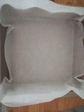 烤盘放入油纸。