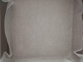 烤盘放入油纸。