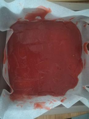 倒入山楂泥，抹平。