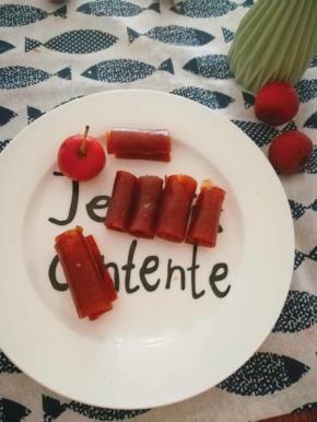 烤好的果丹皮拿出去，卷起来，切段。