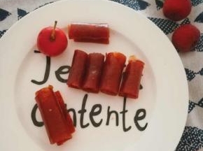 烤好的果丹皮拿出去，卷起来，切段。