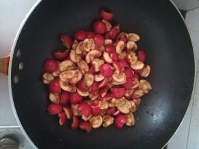 山楂放入不沾锅。