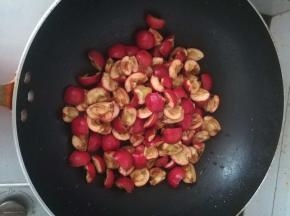 山楂放入不沾锅。