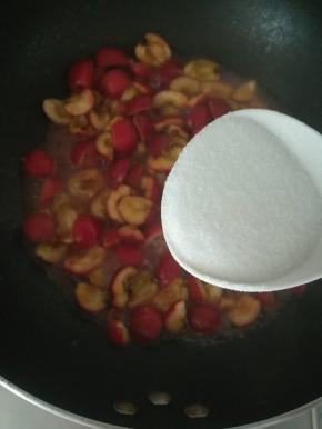 放放入一半的白砂糖一起炖煮。