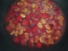 小火炖煮二十分钟，水分收半干。这个随个人，你喜欢浓一点的，就多收干一点。