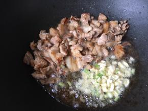 肉煸炒出油后推一边放葱蒜爆香