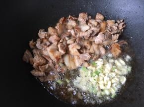 肉煸炒出油后推一边放葱蒜爆香