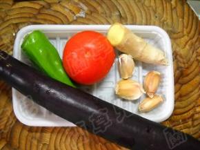 准备好茄子、西红柿、青椒、洋葱、姜、蒜、红酒。