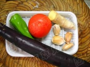 准备好茄子、西红柿、青椒、洋葱、姜、蒜、红酒。