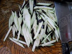 茄子洗净、切丝。