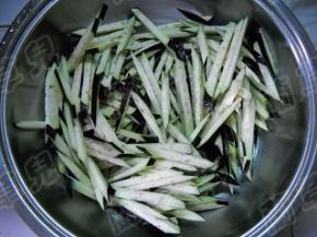 用冷水浸泡十分钟。