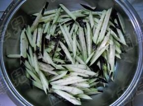 用冷水浸泡十分钟。