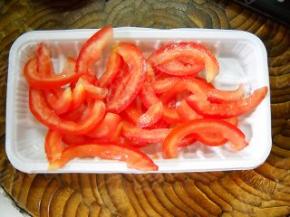 西红柿洗净，切桔瓣备用。