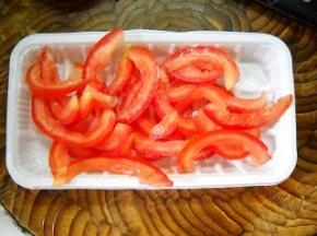 西红柿洗净，切桔瓣备用。