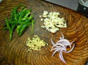 切好青椒、洋葱、姜蒜。 　