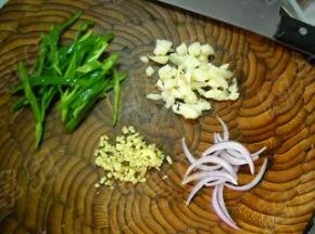 切好青椒、洋葱、姜蒜。 　