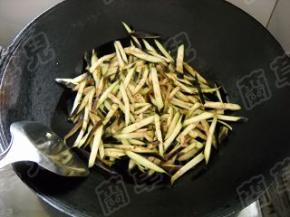茄丝入锅中煸炒至软盛起备用。 　　