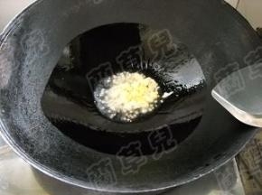 锅中油热，爆香姜蒜。