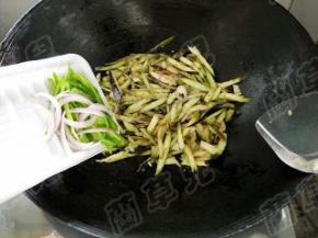 倒入茄丝，炒匀；倒入青椒、洋葱。 　