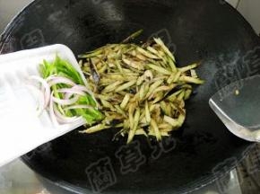 倒入茄丝，炒匀；倒入青椒、洋葱。 　