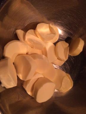 将黄油切成小块，软化；