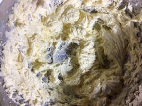 用打蛋器打发，至颜色发白，体积有所变大；