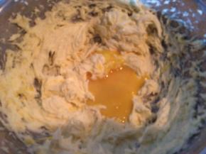 加入打散的蛋黄2个，用打蛋器搅拌打发，直到完全吸收；