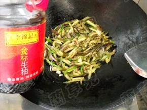 加入生抽、盐，炒匀。