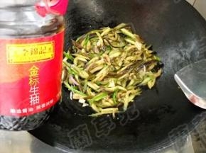 加入生抽、盐，炒匀。