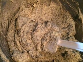 用刮刀拌均匀