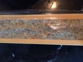 然后填入木模具里，放入冰箱冷冻到硬，大约需要一个小时左右；