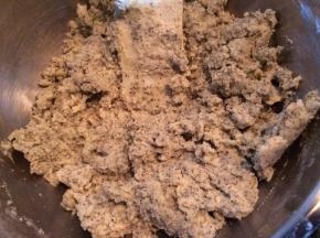 用刮刀拌均匀