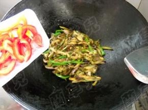 倒入西红柿，炒匀。