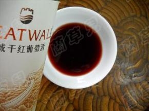 法国红酒倒入碗中备用。