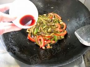 淋入红酒，炒匀；调好味盛入碗中。