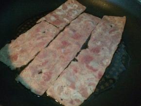 把培根在平底锅里煎熟