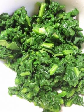 取出挤干水分，切碎