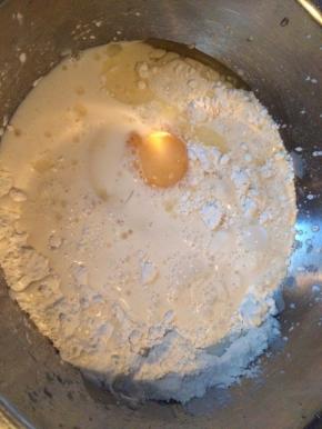 面粉入盘，加入速发酵母粉、鸡蛋、牛奶、糖、盐