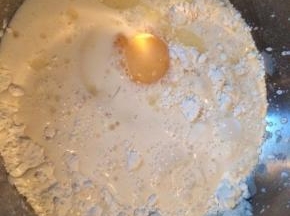 面粉入盘，加入速发酵母粉、鸡蛋、牛奶、糖、盐