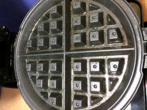 预热华夫模，并涂上色拉油