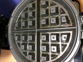 预热华夫模，并涂上色拉油