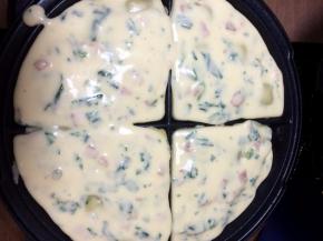 在华夫模里倒入面糊